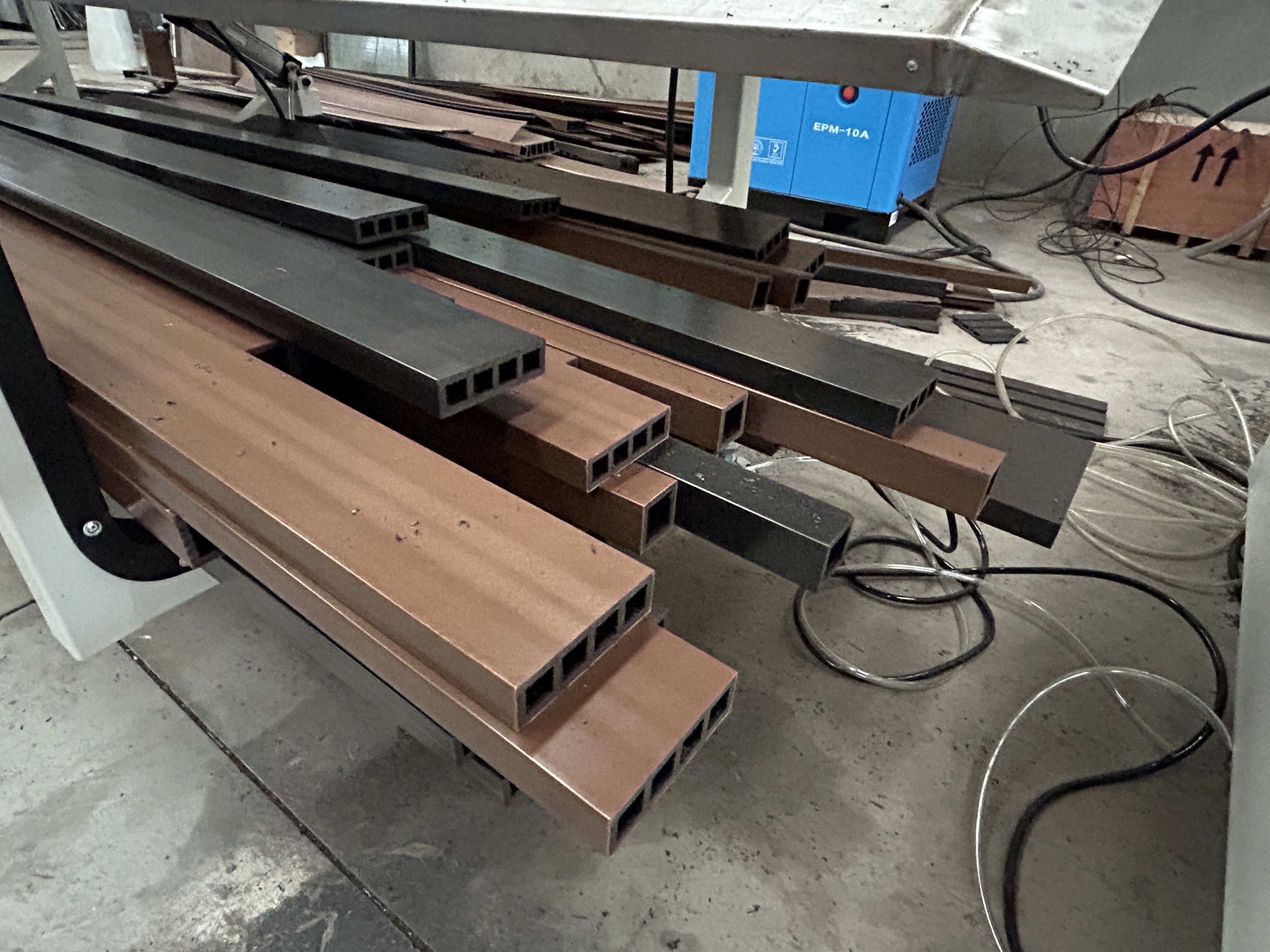 τελευταία εταιρεία περί Building a WPC Decking Manufacturing Solution for Outdoor Flooring Applications in Romania