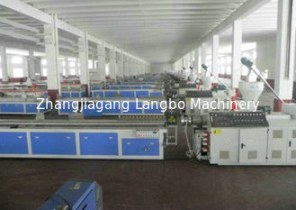 PVC που περιζώνει την πλαστική μηχανή πινάκων, γραμμή παραγωγής πινάκων Wpc γραφείου