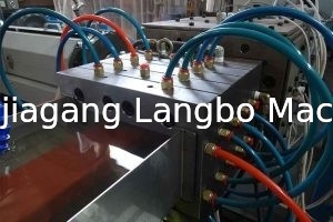 Αποτυπωμένη σε ανάγλυφο γραμμή 400KG/H 75KW εξώθησης σχεδιαγράμματος WPC υπαίθρια