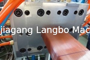 Αποτυπωμένη σε ανάγλυφο γραμμή 400KG/H 75KW εξώθησης σχεδιαγράμματος WPC υπαίθρια