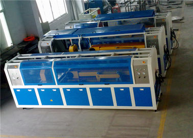 350KG/H μηχανή επιτροπής τοίχων ταχύτητας WPC προϊόντων, γραμμή παραγωγής προς έλεγχο κατηγοριών WPC PLC
