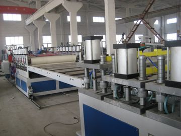 Διπλή βιδών PVC αφρού πινάκων εξώθησης ικανότητα παραγωγής γραμμών 600kg/H υψηλή
