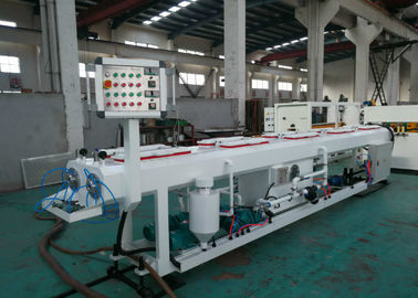 Πλαστική γραμμή εξώθησης σωλήνων PVC με τη λεπίδα πριονιών που κόβει πνευματικό ελεγχόμενο, κατασκευή σωλήνων PVC