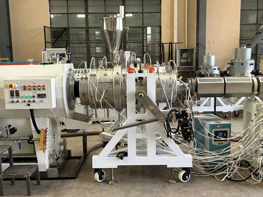 Η  Motor Plastic Extruder HDPE Pipe Extrusion Production Line Extrusion Machine είναι ένα μηχάνημα παραγωγής ηλεκτρικής ενέργειας με κινητήρα.