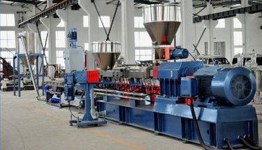 LDPE Hdpe διπλή μηχανή εξωθητών βιδών, ζαρωμένος PE σωλήνας PVC που κατασκευάζει τη μηχανή
