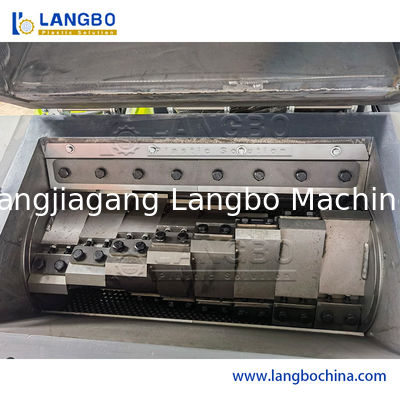 Ρυθμιζόμενη Εκφόρτιση 500-1000 Kg/H Ικανότητα Θραύσης Ισχυρή Μηχανή Θραυστήρα Ανακύκλωσης Πλαστικού για Πλαστικούς Σωλήνες