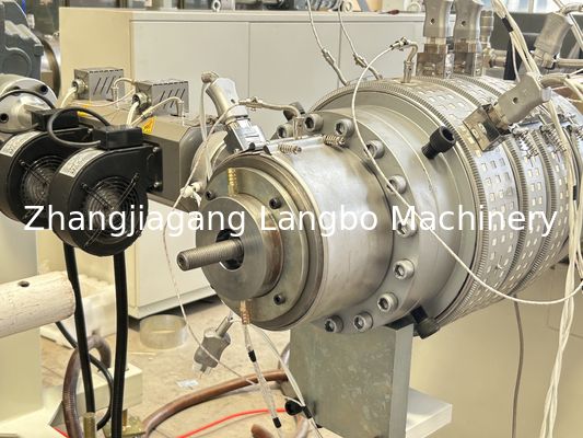 Η γραμμή εξώθησης σωλήνων PVC 50-200mm / μηχανή κατασκευής σωλήνων PVC / γραμμή παραγωγής σωλήνων PVC