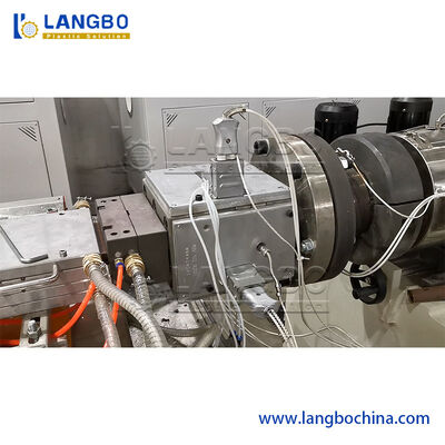 350KG/H μηχανή επιτροπής τοίχων ταχύτητας WPC προϊόντων, γραμμή παραγωγής προς έλεγχο κατηγοριών WPC PLC