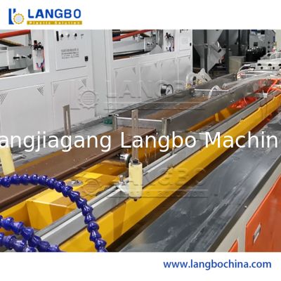 55/110 Κωνική διπλή βίδα Extruder WPC Προφίλ Γραμμή Έκτασης με 1180MM Μέγεθος Προφίλ και 22KW ισχύς κινητήρα