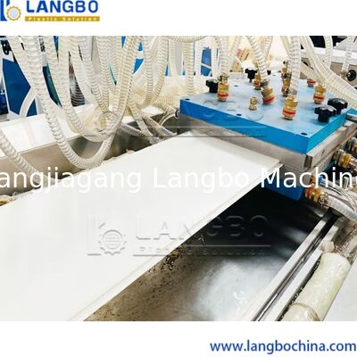 Αυτόματο φύλλο PVC που κατασκευάζει τη μηχανή, κοίλη γραμμή παραγωγής PVC επιτροπής δύναμης 55KW