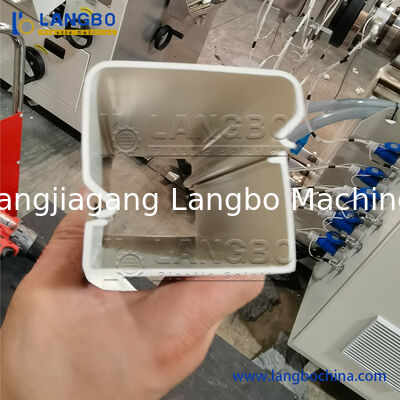 Μηχανή κατασκευής προφίλ προστασίας καλωδίων από καλώδιο PVC με συσκευή τρύπησης