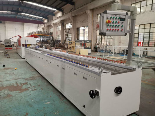 Μηχανή κατασκευής πλαστικών πινάκων από PVC