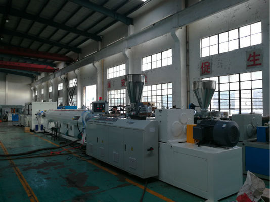 Διπλή γραμμή εξώθησης σωλήνων PVC βιδών, πλαστικός υδροσωλήνας, σωλήνας PVC που κατασκευάζει τη μηχανή, κωνική δίδυμη βίδα