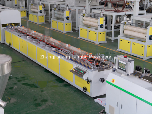 Siemens Motor Power Πλήρως αυτόματη γραμμή παραγωγής εξωρύθμισης πλαστικών προφίλ PVC για την πρώτη παραγωγή